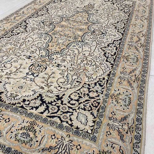 Handknotted oriental carpet, Kashmir - natural silk Tapis oriental noué à la mai&hellip;