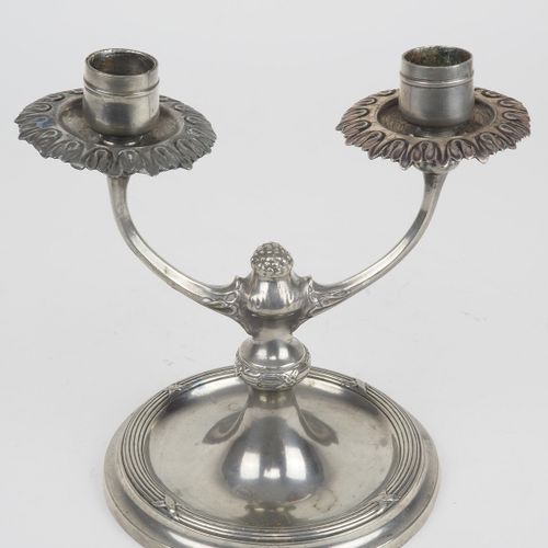 Two-armed chandelier around 1910 Lampadario a due braccia intorno al 1910

Reali&hellip;