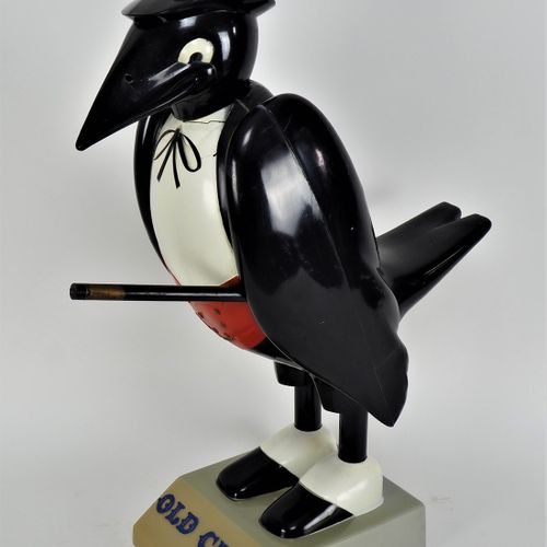 Advertising crow "Old Crow" 广告乌鸦 "老乌鸦"

可能由塑料制成，颜色为黑色、白色和红色。灰色的支架，上面刻有 "老乌鸦"。威士忌&hellip;