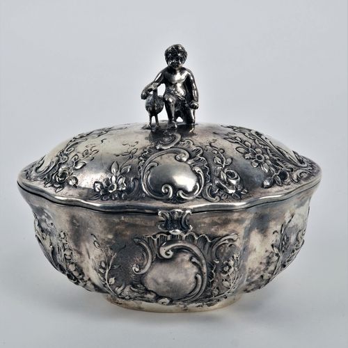 Lid box, silver Scatola con coperchio, argento

Forma ovale, fortemente bulbosa,&hellip;
