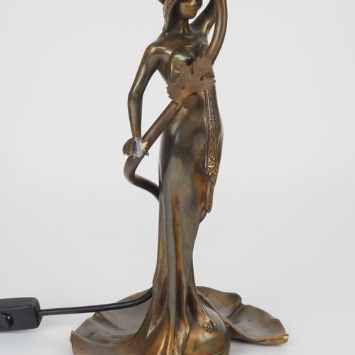 Art Nouveau style table lamp 新艺术主义风格的台灯

沉重的青铜灯座，描绘了一个穿着长长的晚礼服的女人，起伏的站立。矗立在一个半球体&hellip;