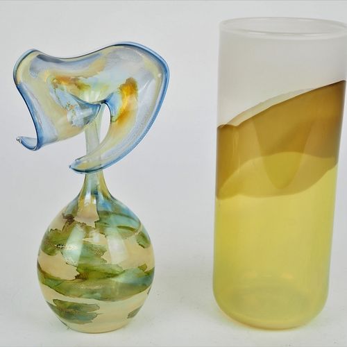 Two artist's vases, signed 两个艺术家的花瓶，有签名

一个是薄的透明玻璃，带有绿色和蓝色的色彩，厚厚的鼓起，向下拉的嘴唇，底部有签名&hellip;
