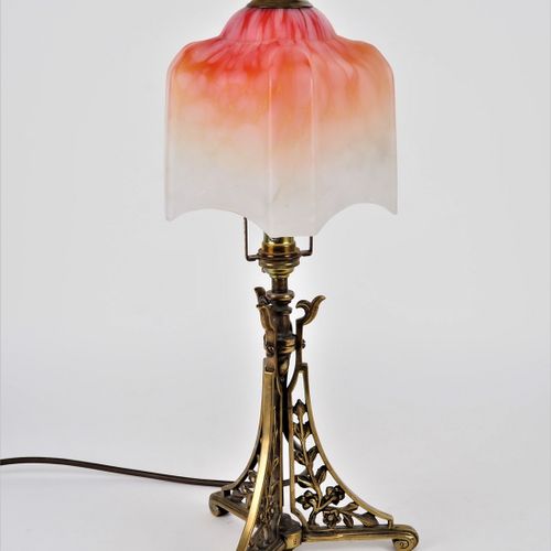 Table lamp France around 1900 Lampe de table France vers 1900

Base tripode en l&hellip;