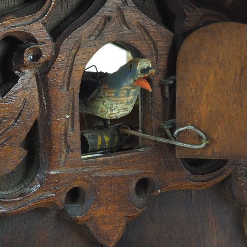 Bahnhäusle table cuckoo clock around 1900 1900年左右的Bahnhäusle台式咕咕钟

木制表壳，部分为胡桃木贴面&hellip;