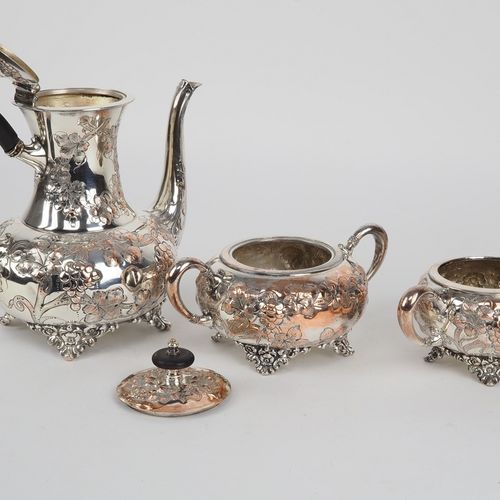 English tea service, silver plated 英国茶具，镀银

有丰富的葡萄和藤蔓叶子形状的凿刻装饰，每个脚都是玫瑰装饰品的形状。包括咖&hellip;