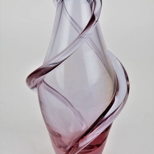 Artist glass vase 艺术家玻璃花瓶

由透明玻璃制成，颜色为红色和紫色。中心隆起，从上到下有螺旋状的珠子装饰。地面平坦。完整的，可能是70年代的&hellip;