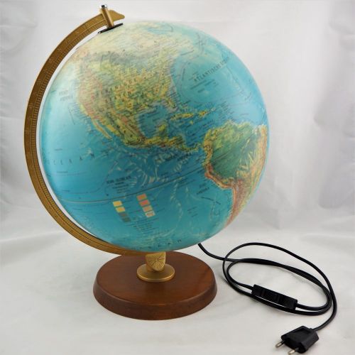 Globe, probably 1950s 地球仪，可能是20世纪50年代

桌上的地球仪，大约1950年。木脚，金属支架。球体的质量。画着 "SCAN-GLO&hellip;