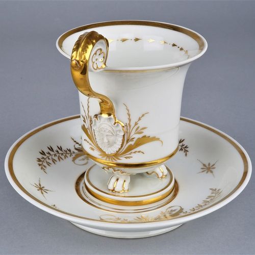 Gift cup Bohemia 波西米亚礼品杯

罕见的纪念杯和茶托，白瓷上釉，手绘金色，在杯子的中心写着 "纪念品"，周围有花卷。杯子有宽大的支架，喝水的容&hellip;