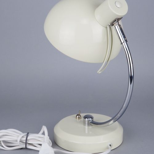Table lamp Tischlampe

aus Metall, Teile verchromt, Strand und Schirm weiß lacki&hellip;