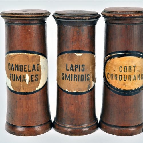 Set of pharmacy vessels, 19th century, 3 pieces 一套药房器皿，19世纪，3件

木制，樱桃色，圆锥状。宽大的支架&hellip;