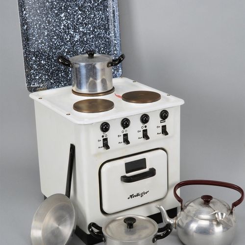 Doll's stove with pots, 50's Stufa per bambole con pentole, anni '50

Stufa per &hellip;