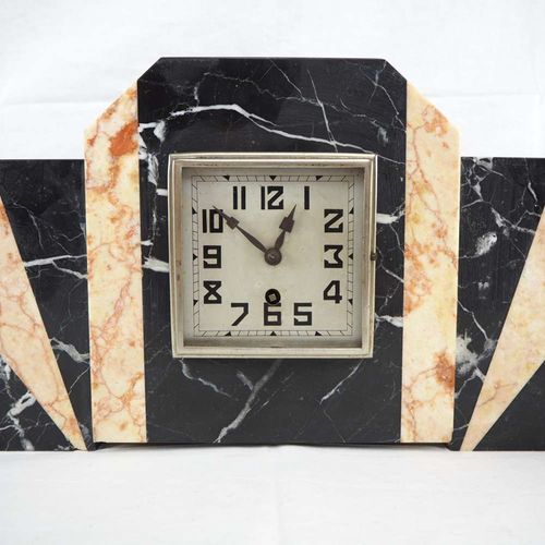 Art Deco Ensemble, around 1920 装饰艺术组合，1920年左右

由时钟和两个多色大理石的边桌组成。该产品是功能性的。状况良好，使用&hellip;