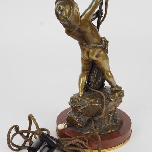 Hermann Eichberg - lamp art nouveau, bronze Hermann Eichberg - 新艺术风格的青铜灯

在厚厚的铜板&hellip;