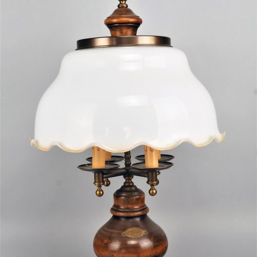 Large Table lamp Große Tischlampe

Schwerer Ständer aus profiliertem Nussbaumhol&hellip;