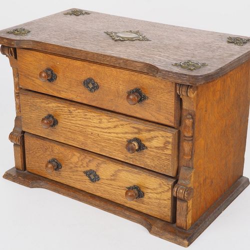 Model chest of drawers around 1880 1880年左右的抽屉柜模型

由橡木制成，背板为云杉木。有轮廓的支架和顶板。略微凹陷的抽屉&hellip;