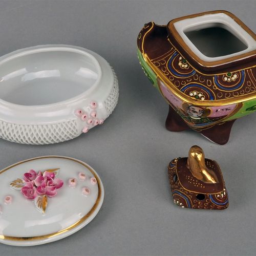 Two porcelain lidded boxes Zwei Porzellan-Deckeldosen

einmal weiß mit Goldrand,&hellip;