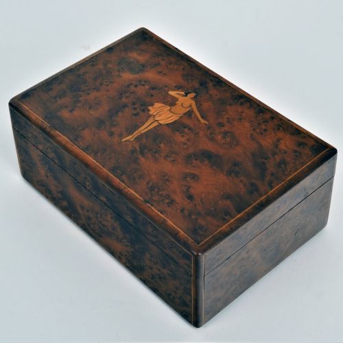 Lid box around 1900 1900年左右的盖子盒

适合放置珠宝。由桃花心木制成，外面用鸟眼枫木贴面。盒盖向上鼓起，用线镶嵌，女性裸体用枫木镶嵌。&hellip;