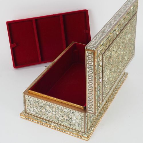 Large jewelry box 大型珠宝盒

主体由硬木制成，可能是桃花心木。外表涂有龟甲，呈几何图形。盒盖稍微向上凸起。内部有几个隔间，用红色天鹅绒衬里。&hellip;