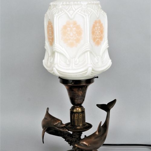 Large figure table lamp, early 20th century. 大型人物台灯，20世纪初。

以灯塔的形式。灯座由深绿色大理石制成，有&hellip;