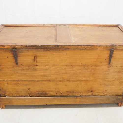 Large baroque chest, 18th century. Large baroque chest, 18th century.

Body made&hellip;