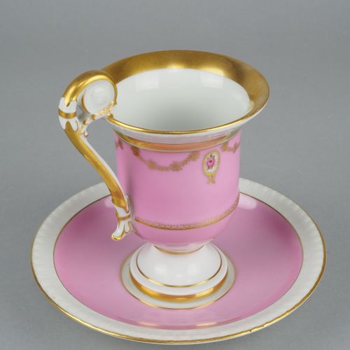 Large collector cup Fürstenberg 弗斯滕伯格大型收藏杯

圆顶形的杯子，有把手，开口在顶部。碟子，白色的瓷器，粉红色的颜色，中间上&hellip;
