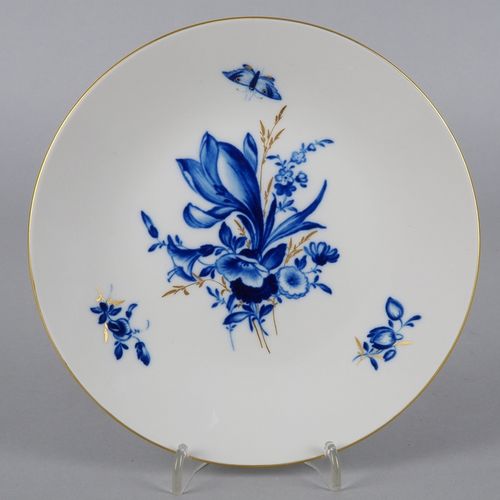 Plate "Meissen", blue flower. 盘子 "迈森"，蓝色的花。

白瓷，有花卉装饰，釉面和金杖子。1957-1972年的剑标 "迈森"。&hellip;