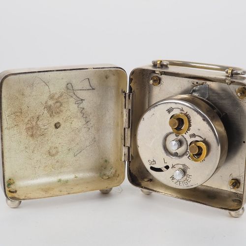 Travel alarm clock around 1900 1900年左右的旅行闹钟

黄铜外壳，镀银，有提手和球脚。侧面有铰链，用于打开和给时钟上发条，以及&hellip;