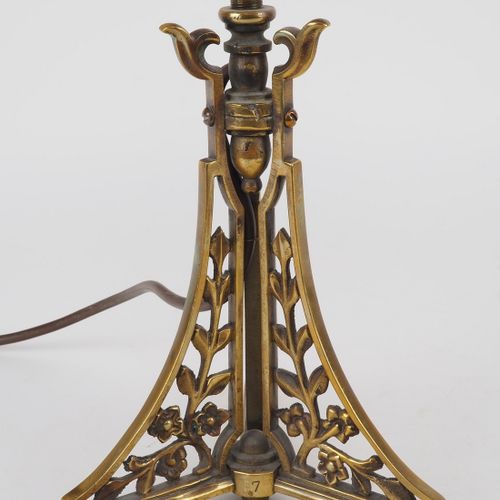 Table lamp France around 1900 台灯 法国 1900年左右

黄铜三脚架底座，装饰有花卉图案。上面有插座和灯罩支架。非常漂亮的透明玻&hellip;