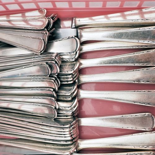 Extensive cutlery 大量的餐具

标有 "Auerhahn"。金属制造，镀银。包括12把刀，12个汤勺，12个大叉子，12个咖啡勺，12个小叉子&hellip;