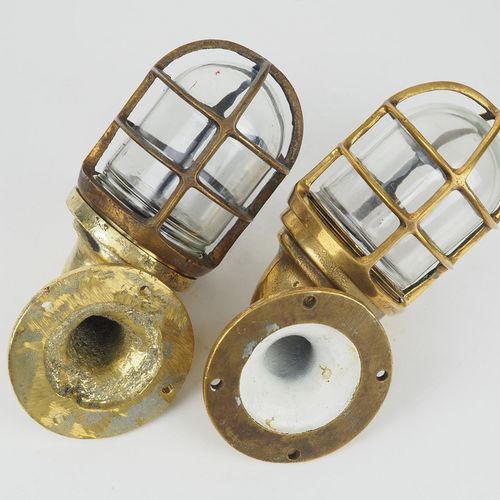 Pair of ship lamps 一对船灯

厚重的黄铜铸造，带壁挂。厚实明亮的灯玻璃，带有防水螺丝配件。在它上面作为保护网格状的青铜框架，也是用螺丝固定。&hellip;