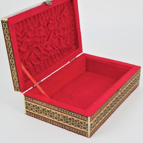 Jewelry box, 70s 珠宝盒，70年代

硬木制成的盒子。长方形，盖子隆起到顶部。镶嵌着丰富的骨质和其他装饰物。内部有红色织物衬里。状况良好。高8厘&hellip;