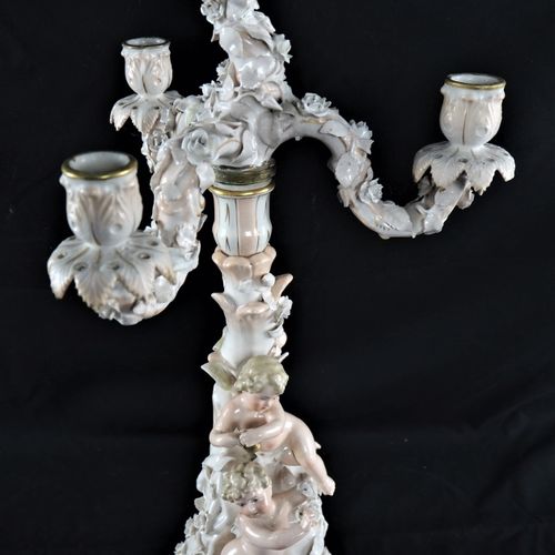 Pair of candlesticks with putti Par de candelabros con putti

De porcelana clara&hellip;