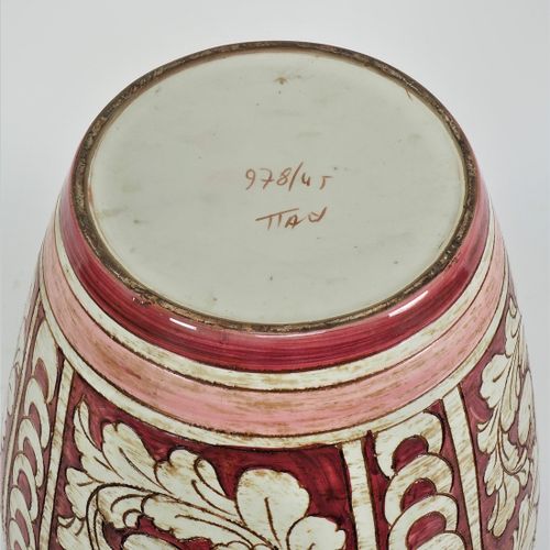 Large flower vase around 1870 Gran florero alrededor de 1870

de cerámica, fuert&hellip;