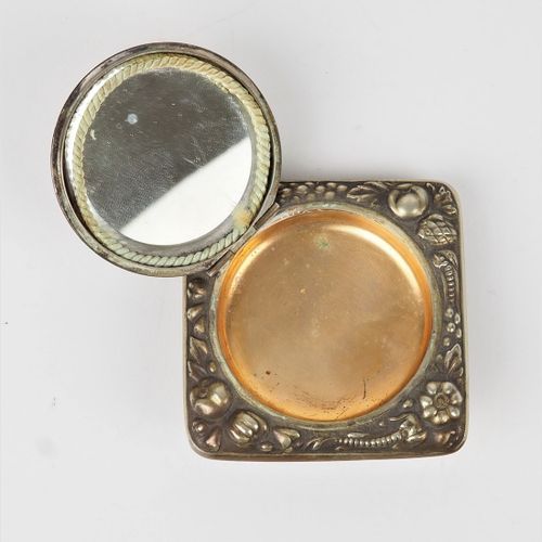 Makeup box around 1880 1880年左右的化妆盒

正方形，由阿尔帕卡金属和镀银制成。凸起的形状有浮雕的花卉图案。在顶角处有螺丝帽，打算用作&hellip;
