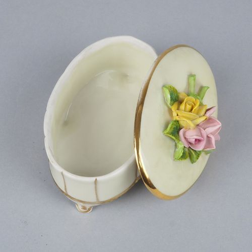 Oval lidded box Oval lidded box

Porcelain box with ivory glazing, gold decorati&hellip;