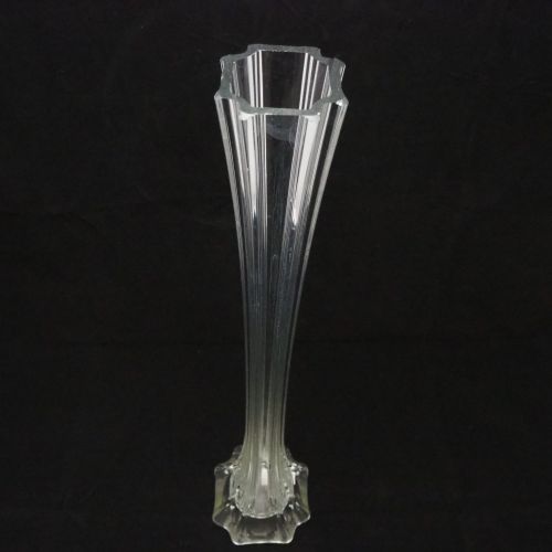 Long neck vase Vase à long col

Verre incolore, avec une base lourde. Effilé ver&hellip;