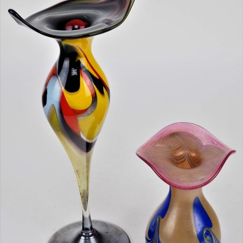 Two artist vases 两个艺术家花瓶

浅色玻璃，有颜色。一次是在有高柄的盘状支架上，支架上有艺术家的签名，高31.5厘米。一次是带喇叭形波浪形唇的&hellip;