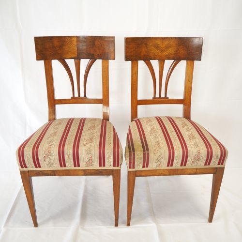Pair of Biedermeier chairs around 1820, walnut 一对1820年左右的Biedermeier椅子，胡桃木

实心胡桃&hellip;