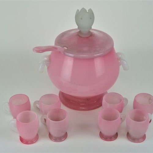 Punch bowl set 冲压碗组

粉红色牛奶玻璃，玫瑰石英外观，可能是意大利，70年代。由带盖子的酒碗，8个杯子和勺子组成。碗的支架有裂缝。



碗组&hellip;