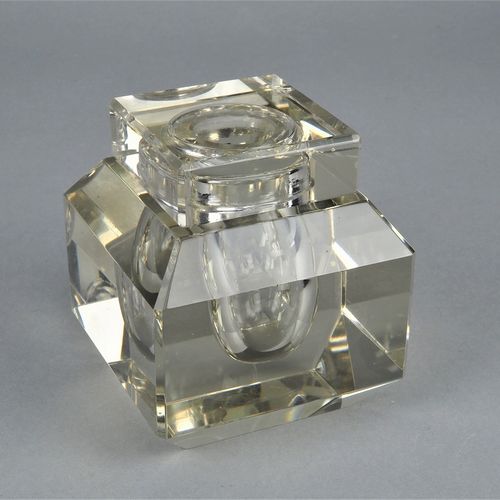 Inkwell / paperweight 砚台/镇纸

水晶玻璃制成的立方体形状的墨斗，切割。方形的盖子。没有明显的缺陷。也可以作为镇纸使用。20世纪初


&hellip;