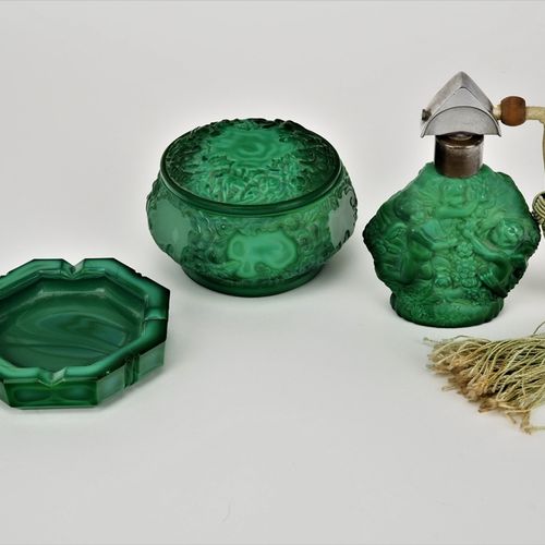 Convolute malachite glass, 30's, 3 pieces 孔雀石玻璃，30年代，3件

包括一个香水瓶，球状的，扁平的，有几个普提和花&hellip;