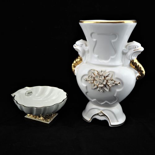 Vase with dolphin heads and shell 海豚头和贝壳的花瓶

陶瓷花瓶，白色釉面和金色装饰，中央部分有浮雕玫瑰，高26厘米，宽18厘&hellip;
