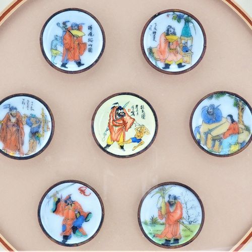 Small picture plates, China 小画盘，中国

7个小盘子，可能是瓷器，精细地画着各种神话图案。在玻璃下装框。大概在20世纪，状况良好。&hellip;