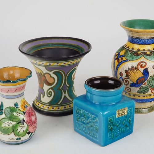 Mixed lot of ceramic vases 一批混合的陶瓷花瓶

包括一个球状花瓶，手写的釉下彩签名和同上，"Gouda "荷兰，高17厘米，直径11&hellip;