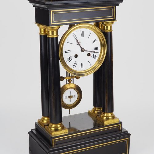 French mantel clock, around 1870 法国壁炉钟，1870年左右

盒子由硬木碳化制成，有黄铜镶嵌，柱子有黄铜柱头。法国时钟机芯，有&hellip;