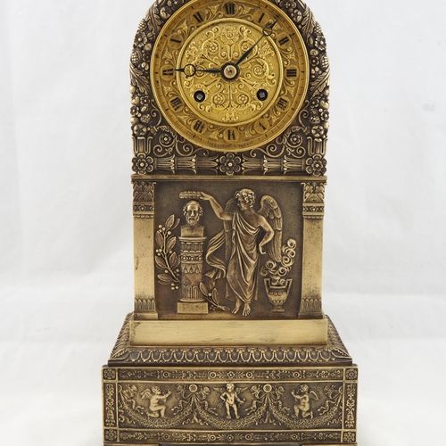 French portal clock, Empire around 1820 法国门钟，帝国1820年左右

非常精细的青铜和黄铜表壳，正面有哲学家和天使半身&hellip;