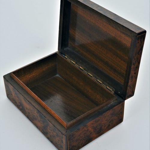 Lid box around 1900 Boîte à couvercle vers 1900

Bon pour les bijoux. En acajou,&hellip;