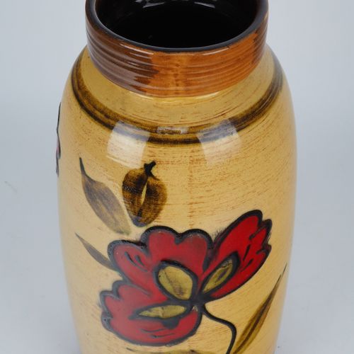 Large flower vase 70s 大花瓶70年代

由陶瓷制成。有宽大的底座，渐变到顶部。花瓶口有凹槽装饰。绘有大红花，浅浮雕，浅棕色和深棕色的釉面。&hellip;