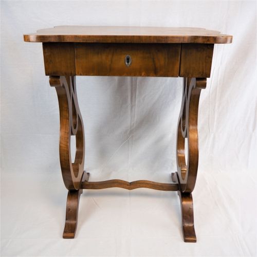 Sewing table, Biedermeier probably 1830 缝纫桌，可能是1830年的比德梅尔式缝纫桌

可能来自维也纳。胡桃木贴面的软木。&hellip;