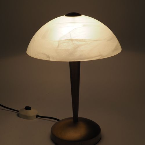 Table lamp 80s 80年代的台灯

拉丝黄铜制成的灯座。宽大的底座，圆锥形的灯杆，向下渐变。半圆形的玻璃灯罩，由浅色磨砂玻璃制成。高35厘米，直径2&hellip;